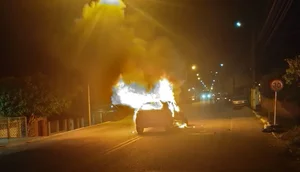 Carro é incendiado após atropelar duas pessoas e provocar morte de outra em Laranjeiras