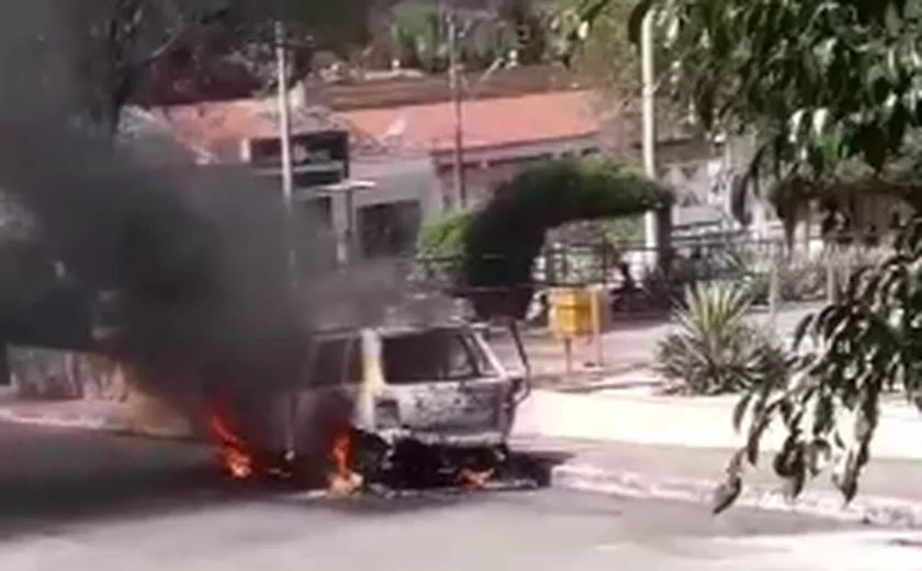 Carro pega fogo no centro de Dois Riachos; veja vídeo