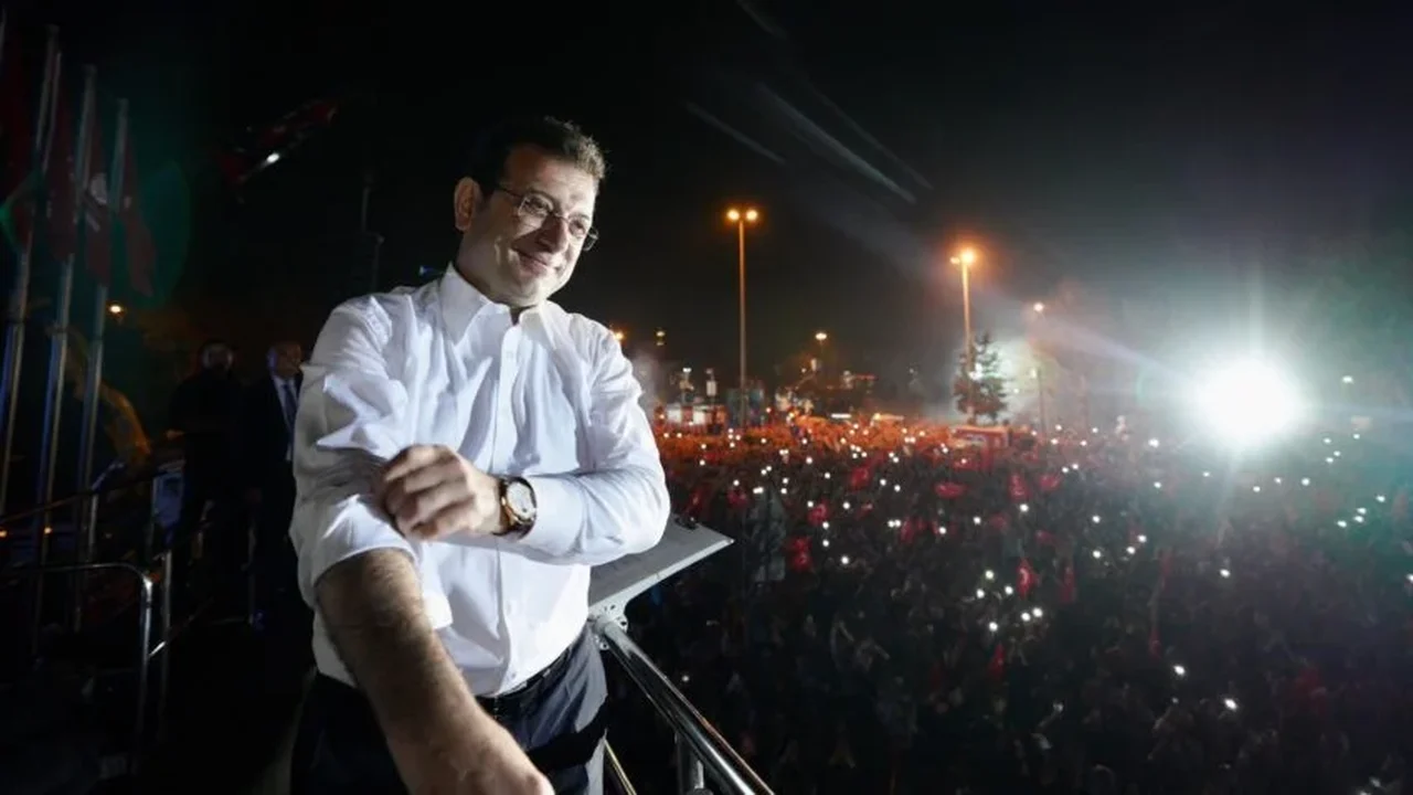 Milhares vão às ruas na Turquia protestar contra prisão de prefeito rival de Erdogan