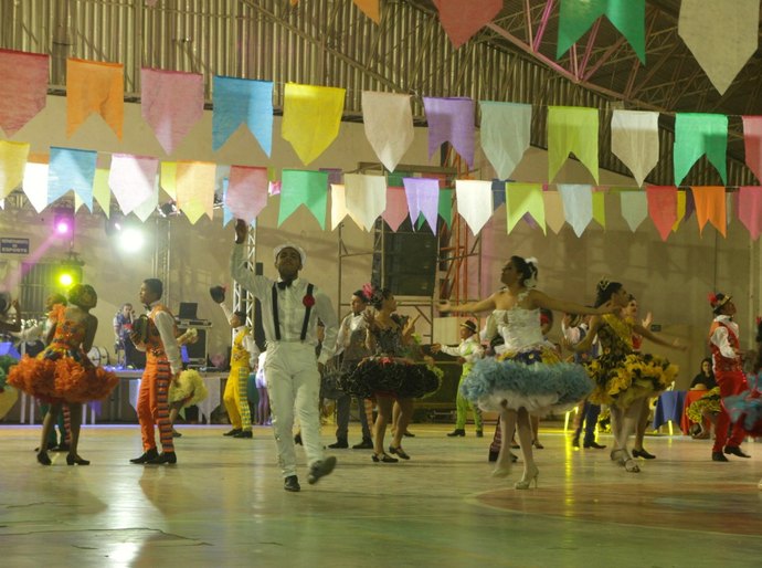 Arraiá do Servidor leva descontração, música e dança para Clube em Arapiraca