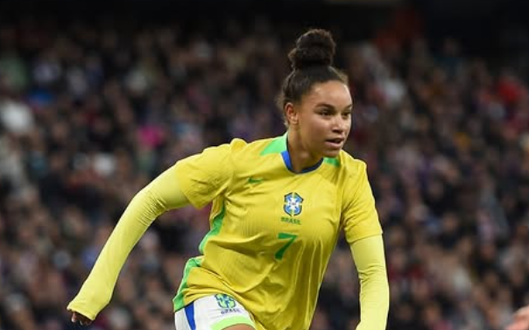 Após começo avassalador, Brasil sofre com expulsão, mas garante vitória sobre Inglaterra por 2 a 1