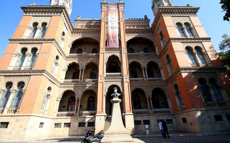 Fiocruz recebe IFA para mais 6 milhões de doses de vacina