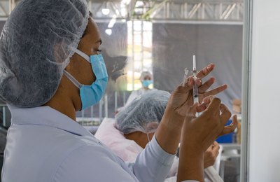 HOJE: Maceió vacina remanescentes de todos os públicos contra Covid-19 
