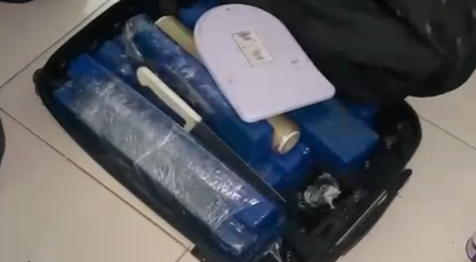 Moradora é presa com mais de 10 kg de maconha dentro de apartamento em Aracaju