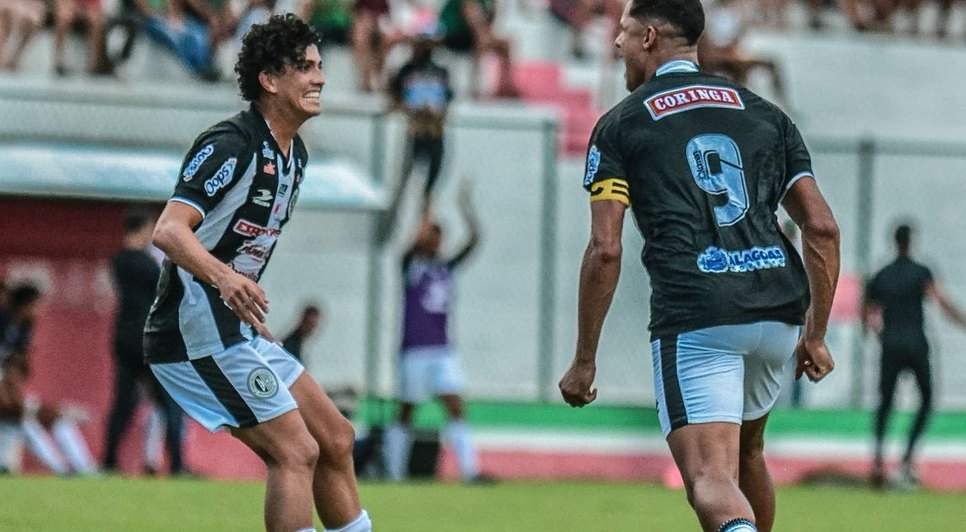 Alex Bruno marcou o primeiro gol da vitória alvinegra