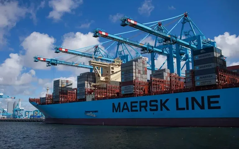 Maersk condiciona retorno de navegação em Ormuz a risco e monitoramento contínuo de segurança