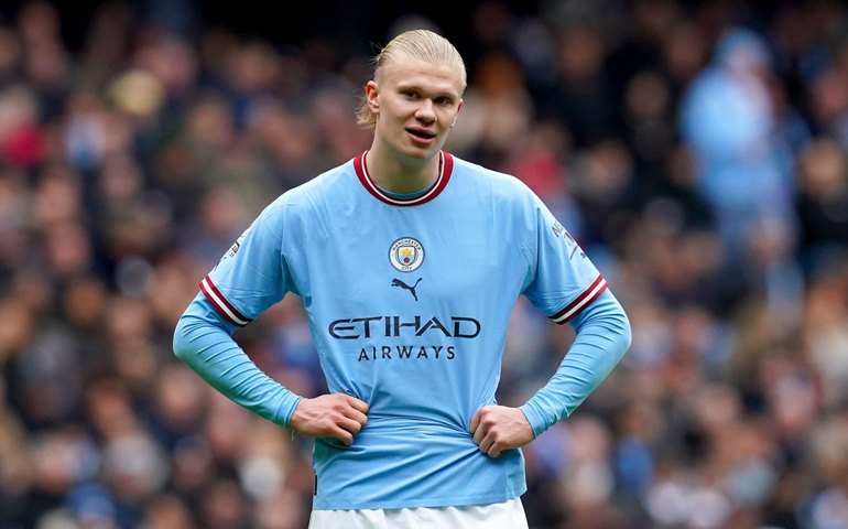 Haaland brilha, Manchester City vence Leicester e joga pressão no líder Arsenal