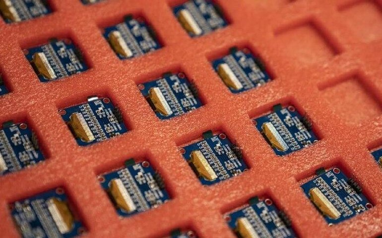 Pequim condena tarifas dos EUA sobre chips chineses, adiadas para 2027