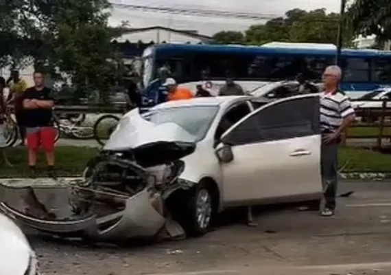 Carro colide com ônibus e causa engavetamento em avenida de Maceió