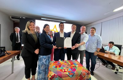 Davi Davino Filho assina Certidão de Viabilidade Técnica para construção da nova sede da Funbrasil