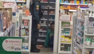 Após esfaquear ex-companheira, homem é linchado e procura ajuda dentro de farmácia em Aracaju