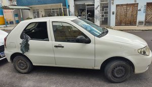 Veículo abandonado tem um dos vidros quebrados. / Foto: Foto: Polícia Militar de Sergipe