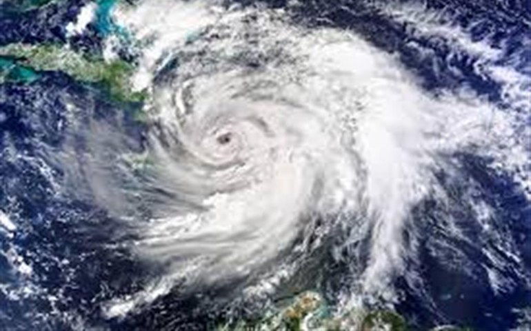 Tempestade Isaías avança pela costa leste dos EUA e atinge Nova York