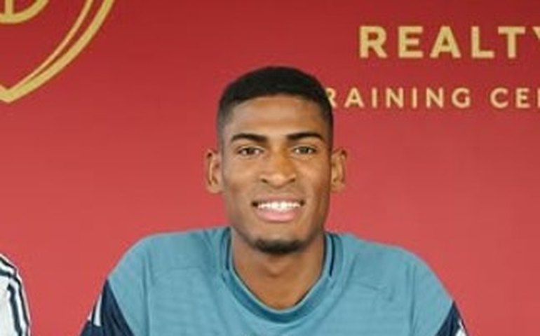 Arsenal oficializa jovem zagueiro destaque do Valencia e da seleção sub-21 da Espanha