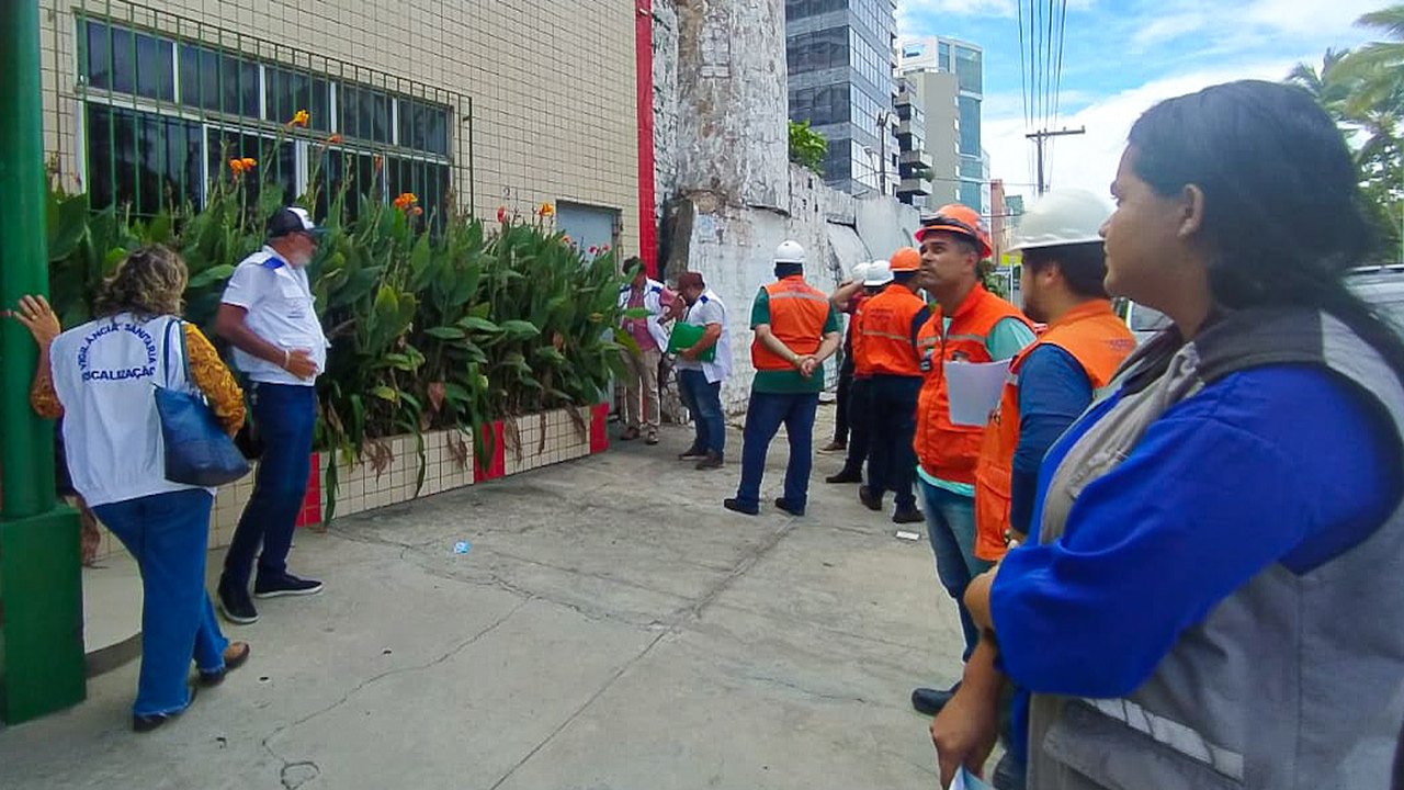 Fiscalização notifica estabelecimento comercial por falta de manutenção predial, na Pajuçara