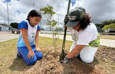 Alurb realiza plantio de árvores no Parque Linear do Benedito Bentes