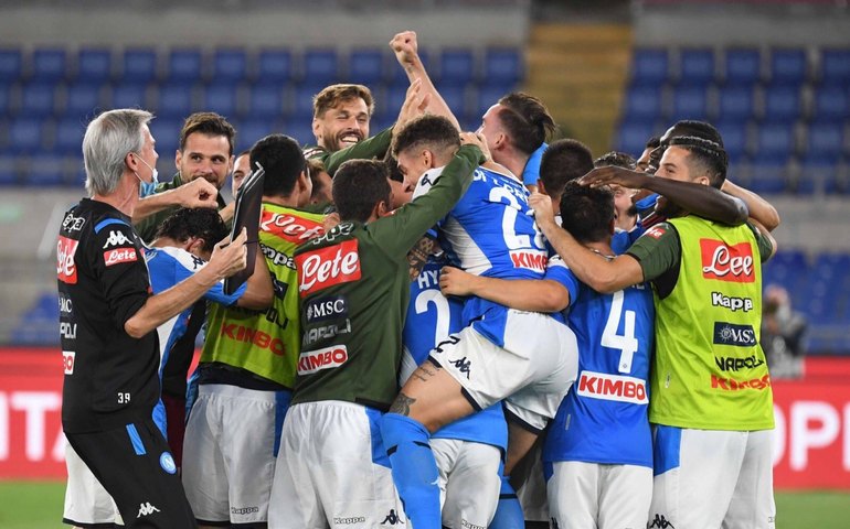 Em duelo eletrizante, Napoli derrota a Lazio e assume a liderança do Italiano