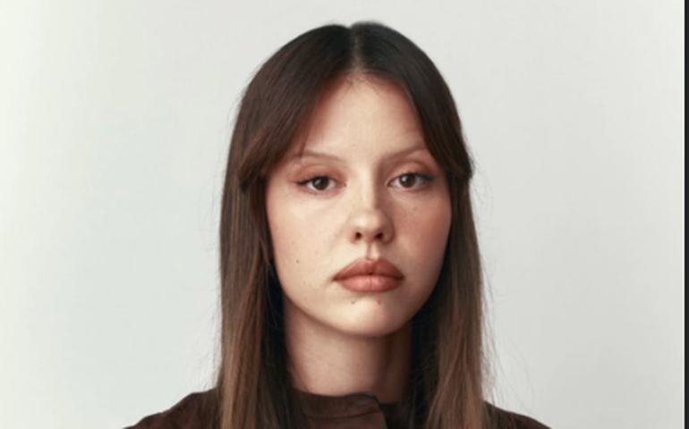 Estrela de 'Frankenstein', Mia Goth exalta a avó brasileira Maria Gladys: 'Muito admirada'