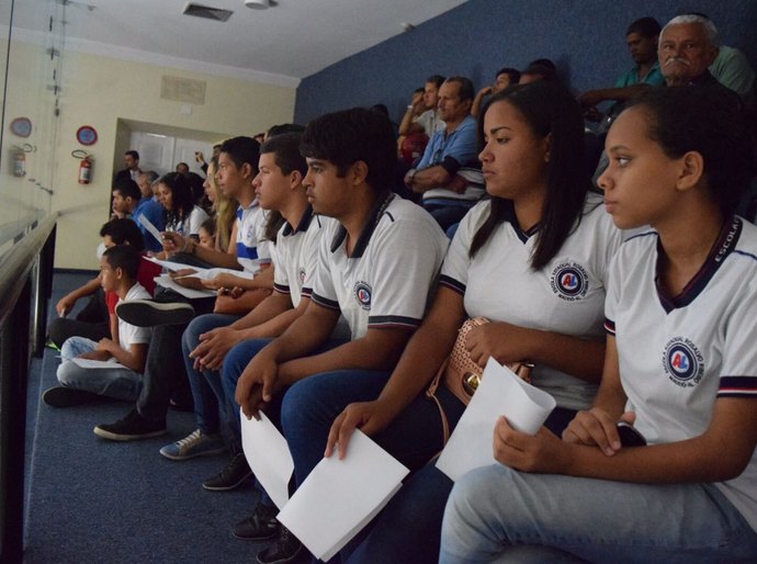 Estudantes visitam o Parlamento e acompanham a sessão plenária