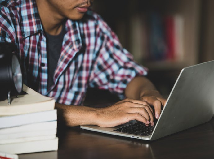 Centro universitário oferece 17 cursos online gratuitos para estudar nas férias de meio de ano