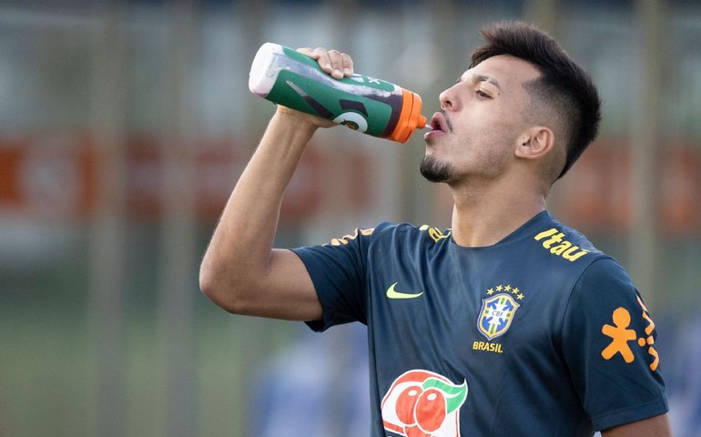 Positivo para covid-19, Gabriel Menino é cortado da seleção brasileira