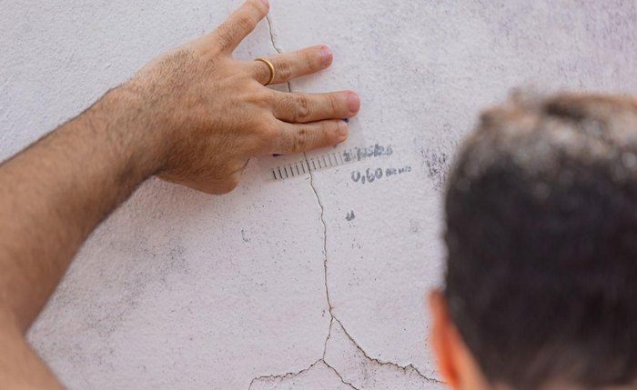 Técnicos realizam vistorias em residências para monitorar movimentação do solo em Maceió