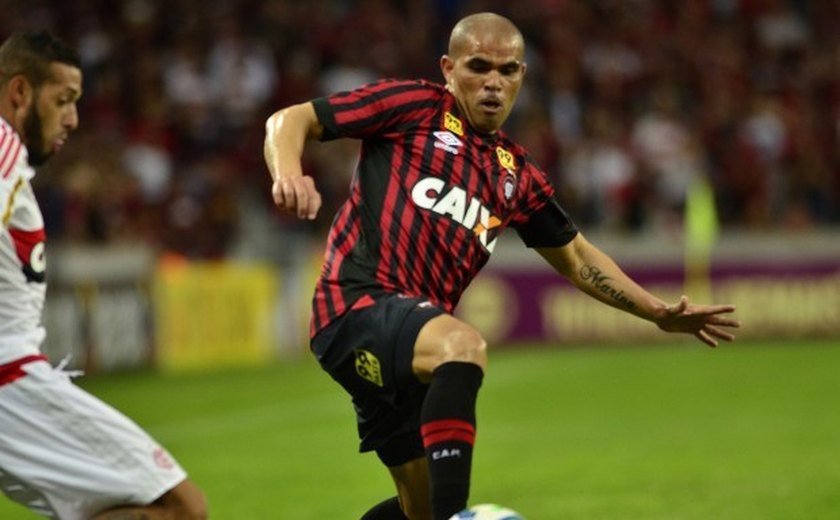 Alessandro se emociona com homenagens no Furacão