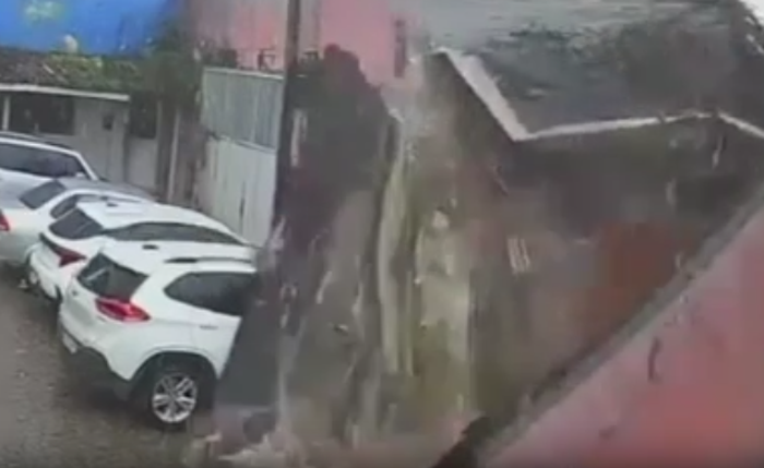 Muro de prédio desativado desaba sobre veículos no Centro de Rio Largo, Alagoas