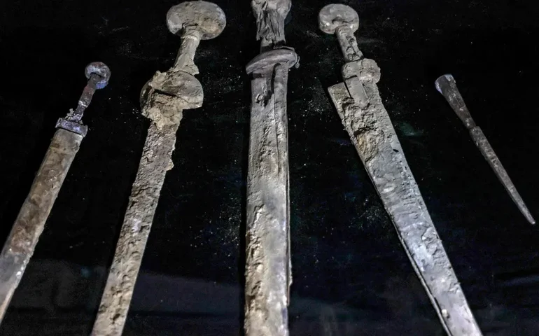 Espadas de 1,9 mil anos são encontradas em caverna de Israel