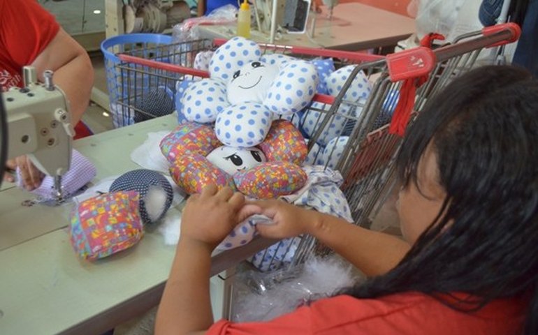 Custodiadas confeccionam bonecas para o Dia das Crianças