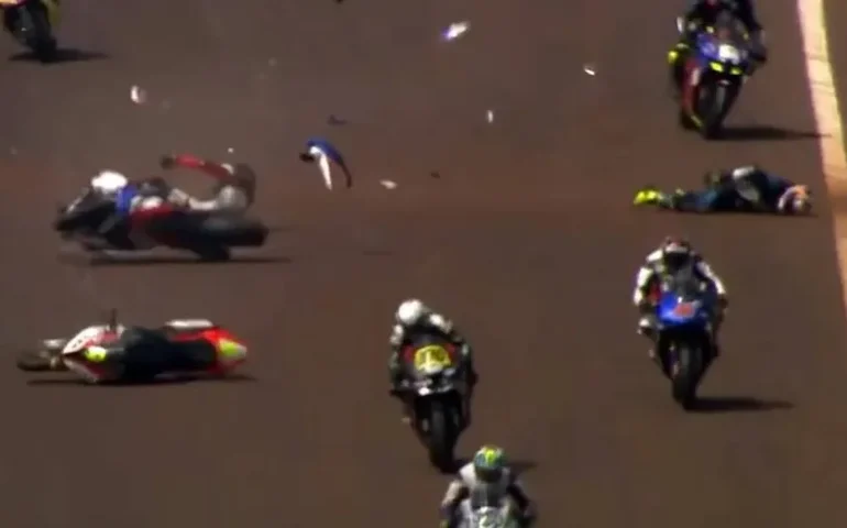 Imagens fortes: Pilotos morrem após grave acidente em GP de motovelocidade em Cascavel