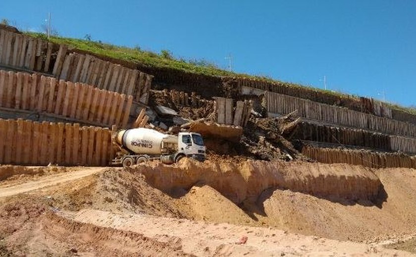 Muro desaba em área de lixão e empresa é intimada a prestar esclarecimento