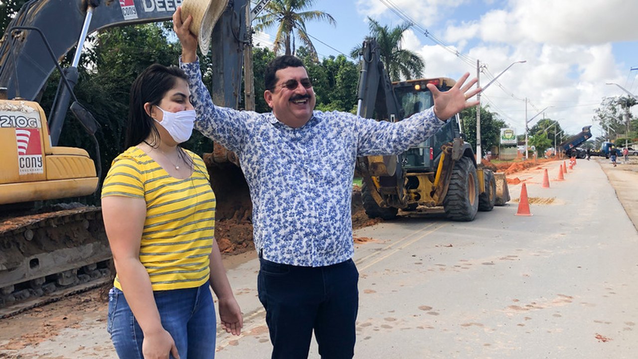 Secretária Gabriela e prefeito Gilberto Gonçalves vistoriam avanço de obra na principal avenida de Rio Largo