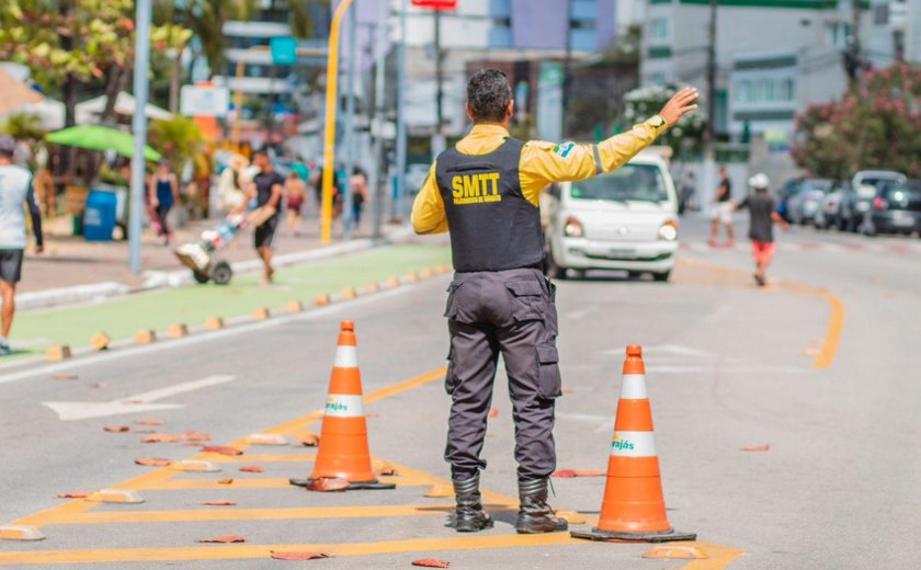 Obra de saneamento modifica trânsito na Ponta Verde