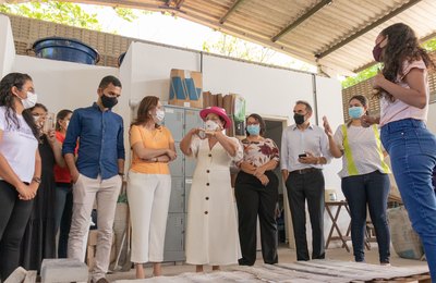 Secretária Nacional da Mulher conhece projetos sociais apoiados pela Prefeitura