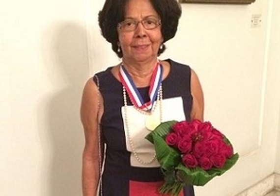 Professora Comunista, Alba Correia recebe a comenda Nise da Silveira