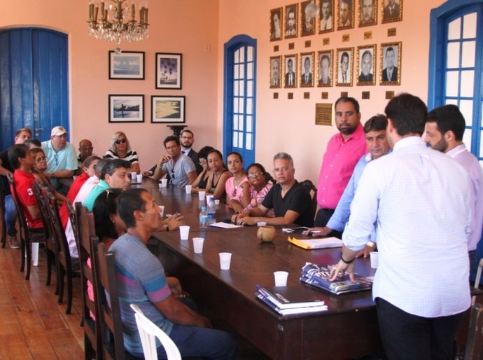 Prefeito e empresários assinam termo para reabertura de barracas do Francês