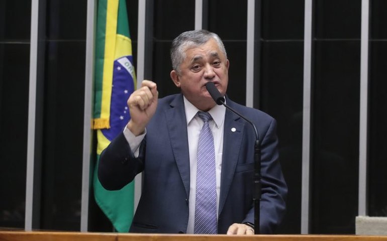 José Guimarães disse que Lula pediu para 'mexer no vespeiro' de cargos na Caixa