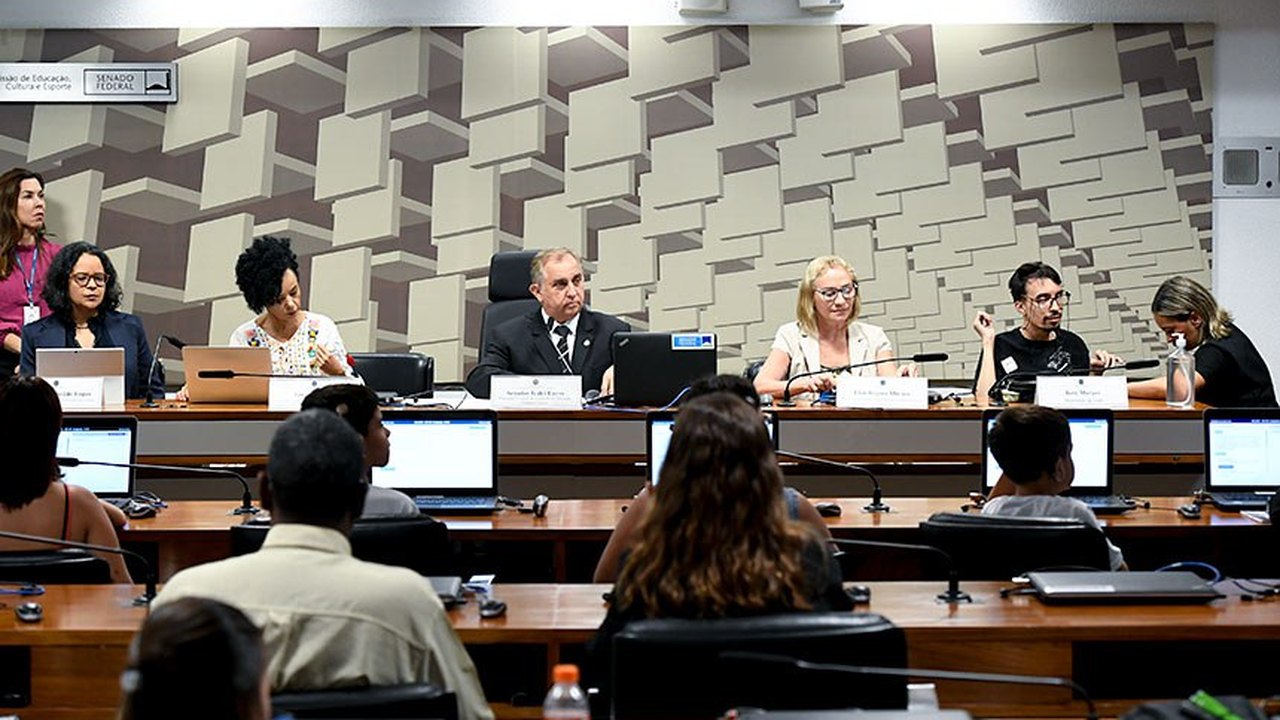 Política educacional deve favorecer inclusão de aluno com deficiência, aponta debate