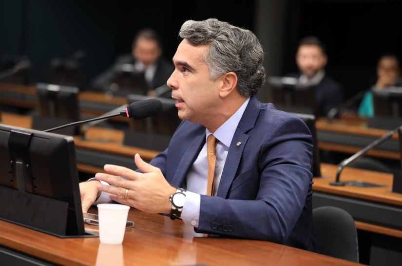 Em Comissão da Educação, Rafael Brito cobra engajamento de parlamentares para solucionar greve nas universidades federais