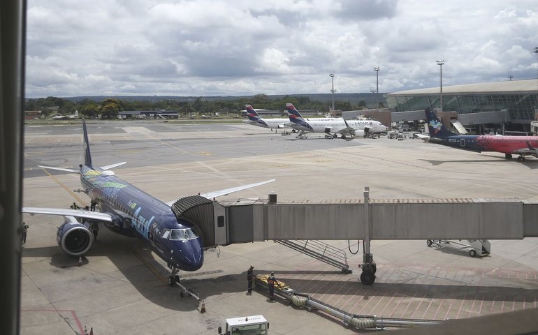 Avião supera ônibus como segundo meio mais comum de viagens pessoais