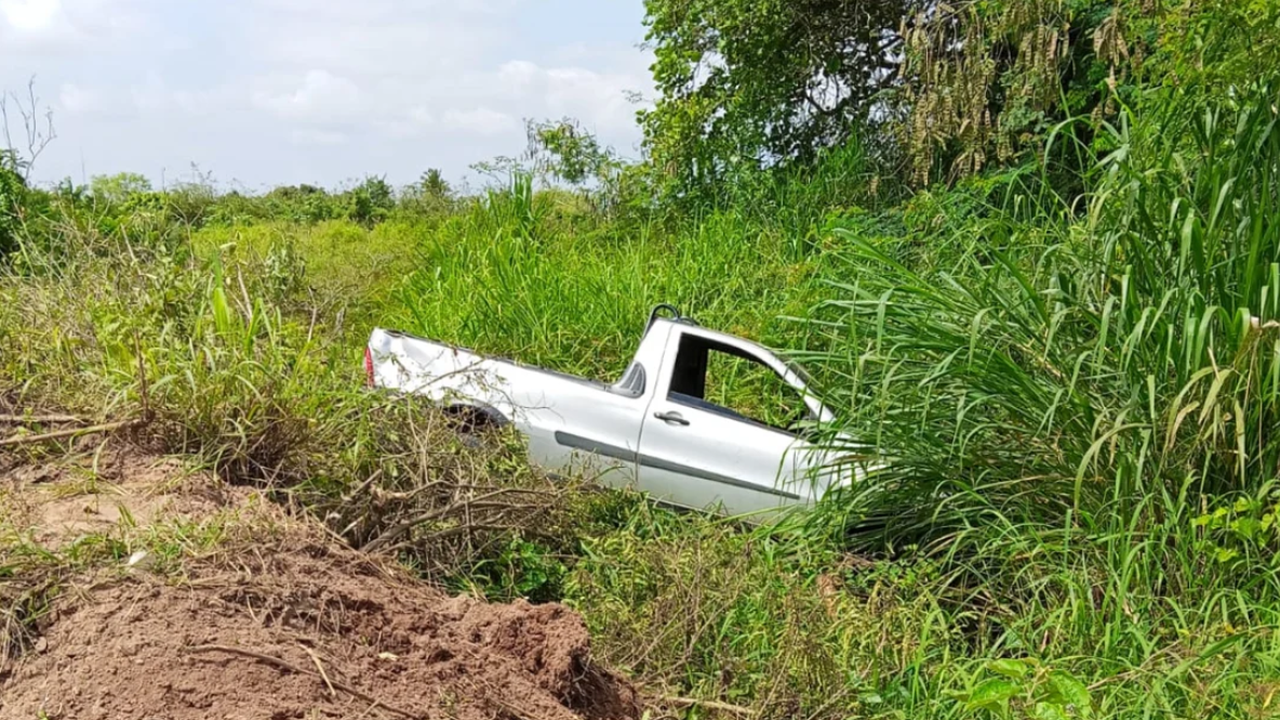 Carro sai da pista na AL-115 ao desviar de buraco em Arapiraca