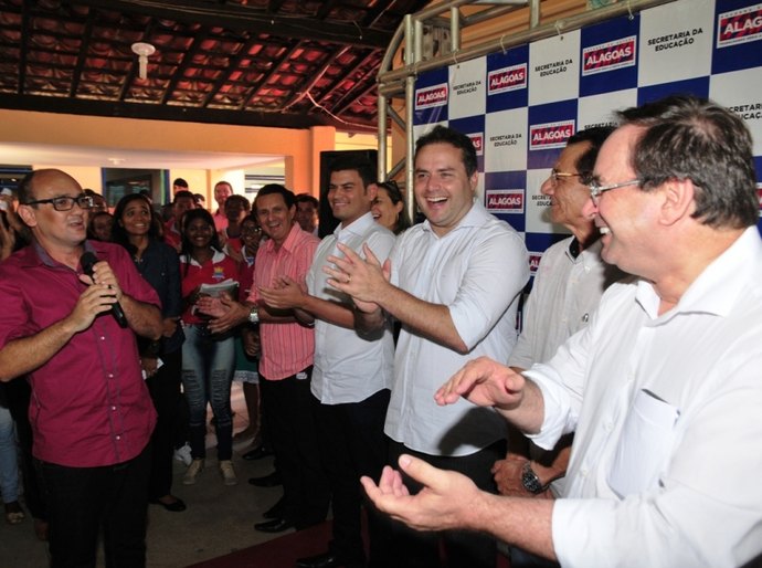 Governador entrega reforma de escola de educação básica em Lagoa da Canoa