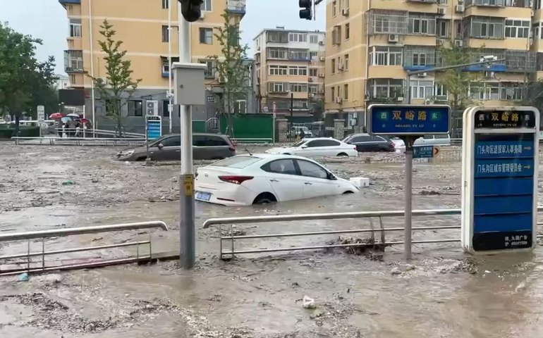 Chuva em Pequim após tufão transforma ruas em rios e deixa 2 mortos