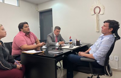 Deputado Ronaldo Medeiros vai à Seduc reivindicar obras em Inhapi