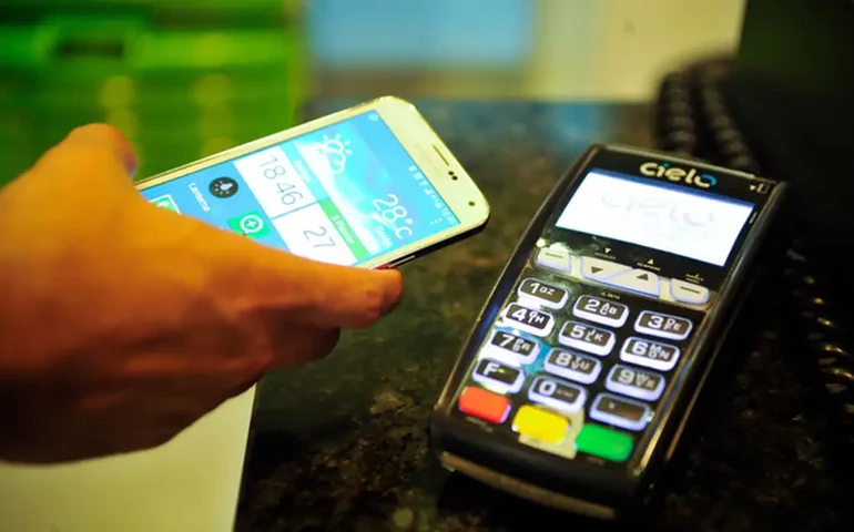 Pagamentos por aproximação já chegam a 67% das transações com cartões no Brasil