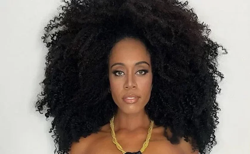 Modelo é acusada por funcionário de loja de roubar a própria blusa