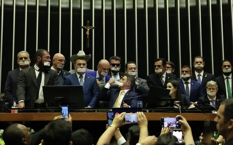 Oposição ameaça obstruir Câmara caso projeto de anistia não seja pautado