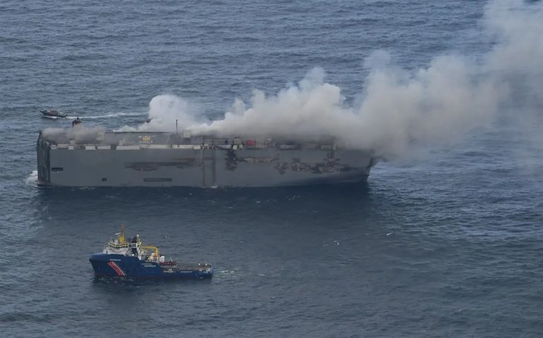 Navio que transportava BMWs e Mercedes continua em chamas na costa holandesa pelo segundo dia