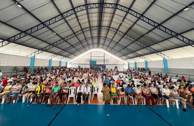 Marcela Barros entrega cestas básicas para alunos da EJA em Novo Lino